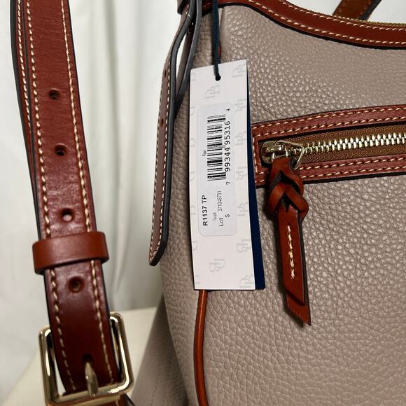 NWT Dooney & Bourke Pebble Grain Pocket Crossbody taupe/brown - Picture 3 of 8